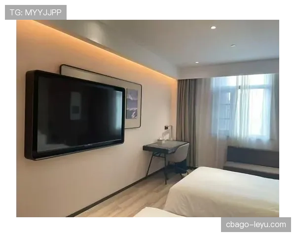 冯彦哲训练完直接瘫在场边啃香蕉，这松弛感是真不装