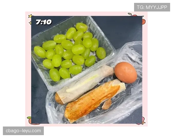 覃海洋家的冰箱里只有鸡胸肉和蛋白粉，连瓶可乐都找不到