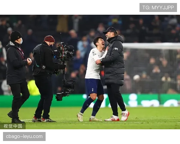 孙兴慜训练完直接去超市买打折饭团，这自律和抠门我真服了